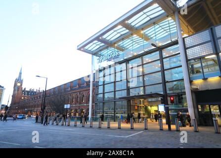 Gare de St Pancras sur Pancras Road, au crépuscule, dans le nord de Londres, au Royaume-Uni Banque D'Images