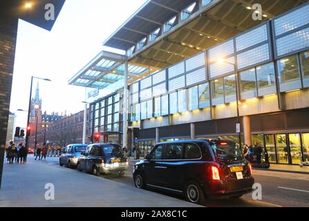 Gare de St Pancras sur Pancras Road, au crépuscule, dans le nord de Londres, au Royaume-Uni Banque D'Images