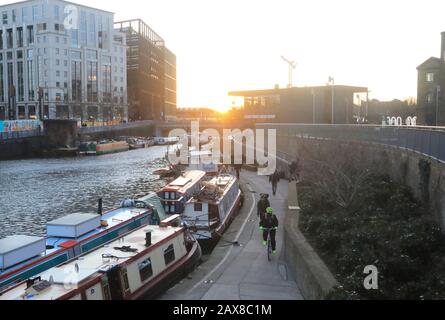 Soleil d'hiver sur le chemin d'attelage sur le canal Regents, à Kings Cross, au nord de Londres, au Royaume-Uni Banque D'Images