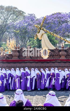 Antigua, Guatemala - 25 mars 2018 : procession du dimanche des palmier au site du patrimoine mondial de l'UNESCO avec les célèbres célébrations de la semaine Sainte. Banque D'Images