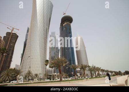 Une femme marche le long de la Corniche à Doha au Qatar. Banque D'Images