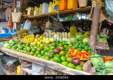 Région d'Arusha: Fruits sur une table au marché autochtone de Mto Wa Mbu près de la zone de concervation de Ngorongoro garnies de fruits et de plats en osier différents. Banque D'Images