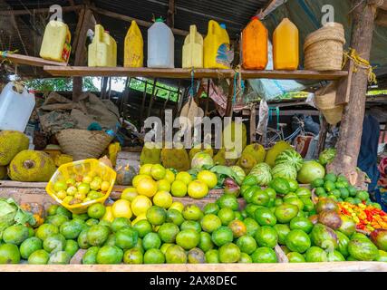 Région d'Arusha: Fruits sur une table au marché autochtone de Mto Wa Mbu près de la zone de concervation de Ngorongoro garnies de fruits et de plats en osier différents. Banque D'Images