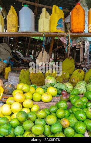 Région d'Arusha: Fruits sur une table au marché autochtone de Mto Wa Mbu près de la zone de concervation de Ngorongoro garnies de fruits et de plats en osier différents. Banque D'Images