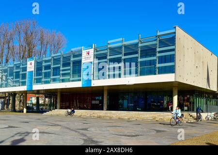 Narbonne, FRANCE - 27 DÉCEMBRE 2016 : vue sur la façade de la Médiathèque du Grand Narbonne, à Narbonne, France. C'est le bibliothécaire multimédia principal Banque D'Images