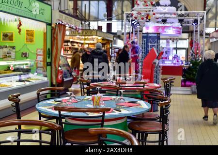 Narbonne, FRANCE - 27 DÉCEMBRE 2016 : vue sur l'intérieur des Halles de Narbonne, à Narbonne, en France, le principal marché public de la ville qui Banque D'Images