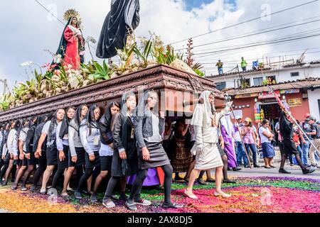 Antigua, Guatemala - 30 mars 2018 : procession du vendredi Saint sur le site du patrimoine mondial de l'UNESCO avec les célèbres célébrations de la semaine Sainte. Banque D'Images