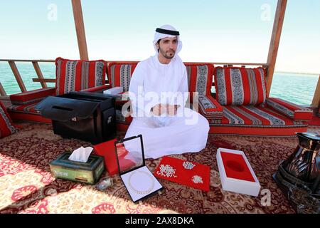 Mohamed Al Suwaidi de RAK perles sur un dhow à Ras Al Khaimah avec des perles. Banque D'Images