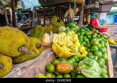 Région d'Arusha: Fruits sur une table au marché autochtone de Mto Wa Mbu près de la zone de concervation de Ngorongoro garnies de fruits et de plats en osier différents. Banque D'Images