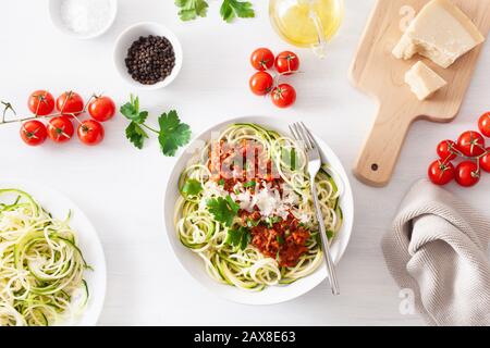 Zoodles : paléo céto bolognaise courgettes nouilles avec sauce à la viande et au parmesan Banque D'Images