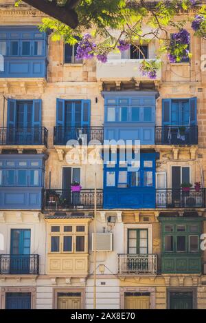 Balcons maltais sur l'ancien bâtiment de la partie historique de la Valette Banque D'Images