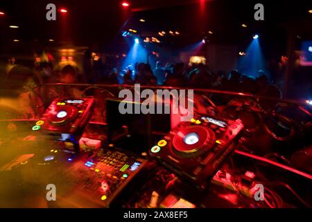 Le dj lance un autre record, la foule dansera au 400 club de l'hôtel Fairmont, Dubaï, Émirats arabes Unis. Banque D'Images