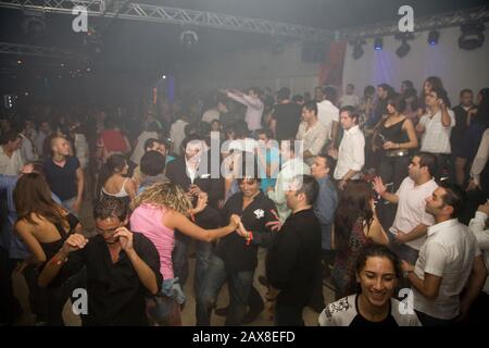 Le dj lance un autre record pendant que la foule danse à Peppermint, Dubaï, Emirats Arabes Unis. Banque D'Images