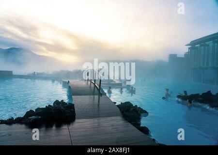 Grindavik, Islande - 01.18.2020 : Lagon bleu à proximité de Reykjavik avec des gens qui se baignent dans ce printemps chaud naturel . Banque D'Images