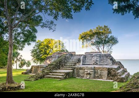 Cerro Maya, ruines au-dessus de la baie de Corozal, côte de la mer des Caraïbes, près du village de Copper Bank aka San Fernando à la péninsule de Cerros, district de Corozal, Belize Banque D'Images