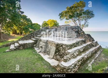 Cerro Maya, ruines au-dessus de la baie de Corozal, côte de la mer des Caraïbes, près du village de Copper Bank aka San Fernando à la péninsule de Cerros, district de Corozal, Belize Banque D'Images