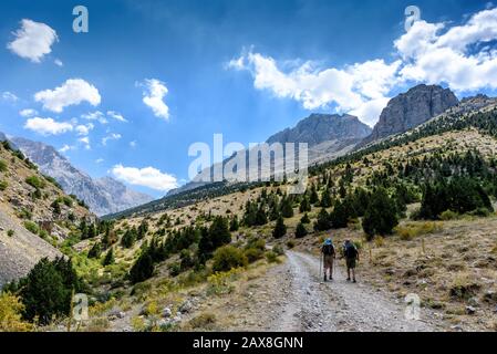 Turquie, Chamard - 3 août 2019: Les touristes marchent le long de la route à travers le paysage de montagne dans le parc national turc aladag en été, vue Banque D'Images