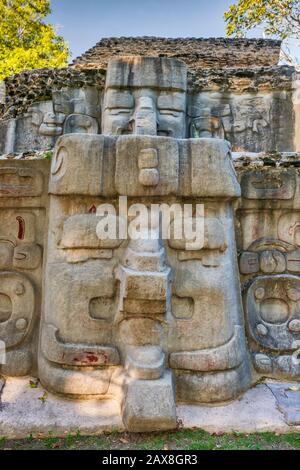 Reliefs de masque en stuc à Cerro Maya, ruines au-dessus de la baie de Corozal, près du village de Copper Bank à la péninsule de Cerros, district de Corozal, Belize, Amérique centrale Banque D'Images