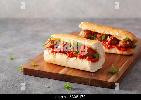 sandwich meatball avec fromage et sauce tomate marinara. cuisine américaine italienne rapide Banque D'Images