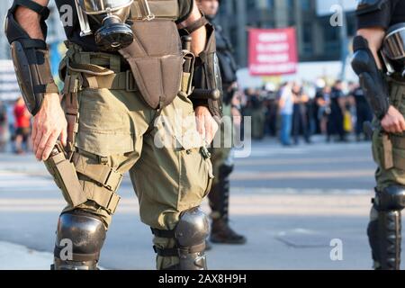 La police anti-émeute armée est en service lors de manifestations dans la rue Banque D'Images