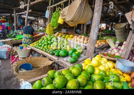 Région d'Arusha: Fruits sur une table au marché autochtone de Mto Wa Mbu près de la zone de concervation de Ngorongoro garnies de fruits et de plats en osier différents. Banque D'Images