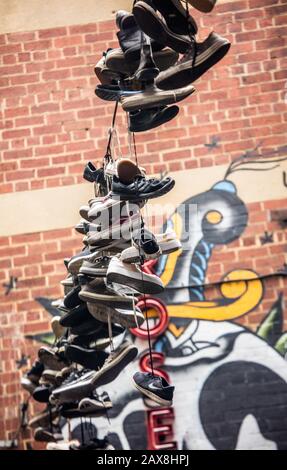 Chaussures suspendues sur une ligne. À AC/DC Lane à Melbourne, Vic, Australie Banque D'Images