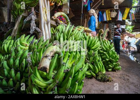 Région d'Arusha: Fruits sur une table au marché autochtone de Mto Wa Mbu près de la zone de concervation de Ngorongoro garnies de fruits et de plats en osier différents. Banque D'Images