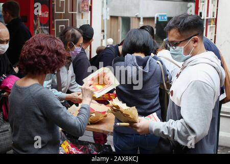 Les Fidèles chinois avec Masques Faciaux au Temple Man Mo de Hong Kong lors De L'Éclosion de Coronavirus, 2020. Banque D'Images