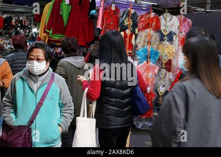 Shoppers with Face Mask at Market Stals, Wan Chai; Hong Kong pendant L'Éclosion de Coronavirus, 2020. Banque D'Images