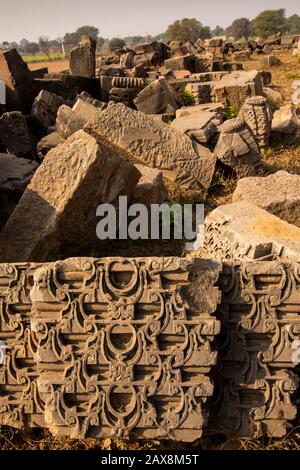 Inde, Rajasthan, Abhaneri, temple de Harshat Mata, vestiges en pierre sculptés dans les ruines du sanctuaire Vaishnavite du 8ème-IXe siècle Banque D'Images