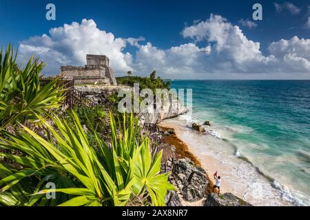 El Castillo (Le Château) Au-Dessus De La Mer Des Caraïbes, Les Ruines Mayas De Tulum, La Péninsule Du Yucatan, L'État Quintana Roo, Mexique Banque D'Images