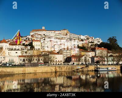 Vue sur la rivière Mondego jusqu'à la ville de Coimbra. En haut de l'université de colline, fondée en 1290, est la plus ancienne université du Portugal. Banque D'Images