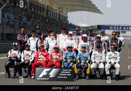 Les pilotes de Formule 1 posent pour une photo de groupe avant le début du Grand Prix de Formule 1 de Bahreïn Banque D'Images