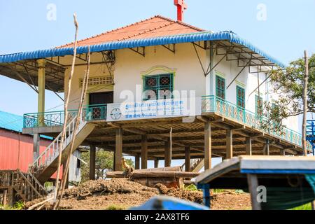 Une église construite sur pilotis à Kampong Phluk, un village construit sur pilotis sur le lac Tonlé Sap, près de Siem Reap, Cambodge, Asie du sud-est Banque D'Images