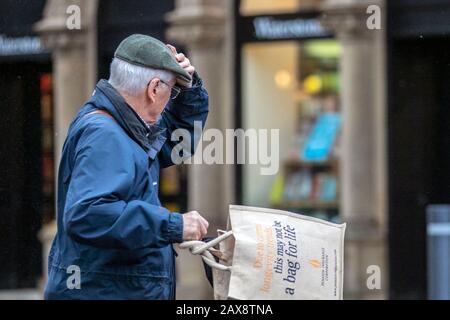 Preston, Lancashire. Royaume-Uni 11 février 2020. Froid, humide. Le vent commence à la journée dans le centre-ville. Crédit: MWI/AlamyLiveNews Banque D'Images