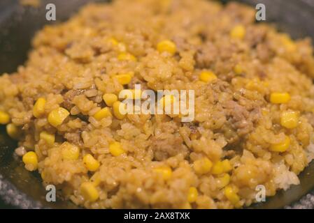 Riz au Curry japonais sur plaque de grésillement mélangé avec du maïs et de la viande bovine Banque D'Images