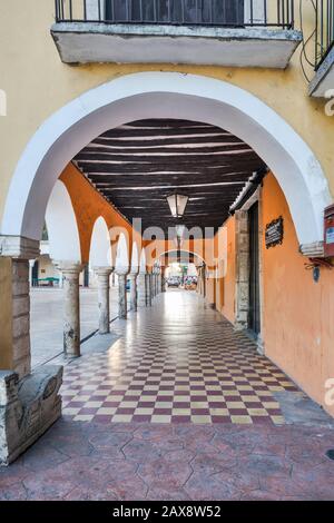 Arcades au bâtiment Los Portales de Valladolid, État du Yucatan, Mexique Banque D'Images