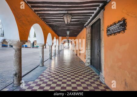 Arcades au bâtiment Los Portales de Valladolid, État du Yucatan, Mexique Banque D'Images