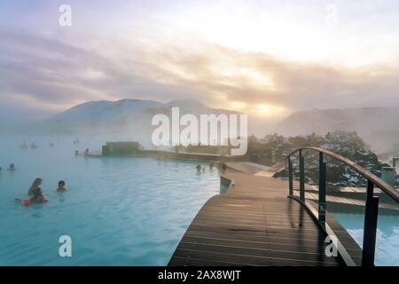 Grindavik, Islande - 01.18.2020 : Lagon bleu à proximité de Reykjavik avec des gens qui se baignent dans ce printemps chaud naturel . Banque D'Images