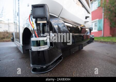 Karlsruhe, Allemagne. 11 février 2020. Un capteur d'une navette autonome de la société Easymile, située en face du château Rüppurr. Cette année, les bus seront pour la première fois en dehors du champ d'essai de Karlsruhe "conduite autonome". Crédit: Sebastian Gollnow/Dpa/Alay Live News Banque D'Images