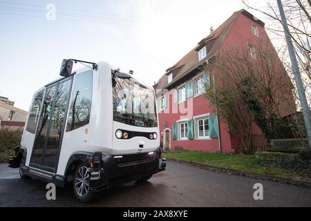 Karlsruhe, Allemagne. 11 février 2020. Une navette autonome de la société Easymile est stationnée devant le château de Rüppurr. Cette année, les bus seront pour la première fois en dehors du champ d'essai de Karlsruhe "conduite autonome". Crédit: Sebastian Gollnow/Dpa/Alay Live News Banque D'Images