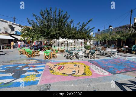 Matala, Grèce - 07 octobre 2018 : personnes non identifiées, boutiques, restaurants et peintures de rue sur la place principale dans la petite ville de la côte sud en Crète Banque D'Images