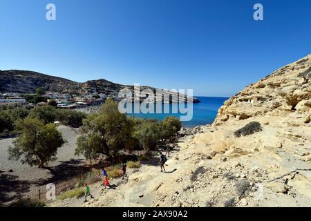 Matala, Grèce - 07 octobre 2018 : des personnes non identifiées en faisant des visites de tombes anciennes dans le site archéologique du sud de la Crète, un préféré l Banque D'Images