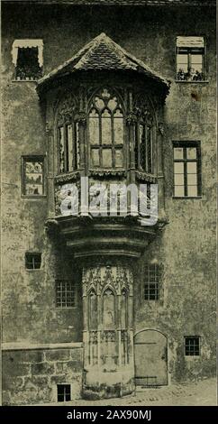 Nuremberg et son art à la fin du XVIIIe siècle. . tiallythan avait jamais été avant. Outre les sayingof Aeneas Sylvius à quelreference a été madeealy, W^e peut faire appel, pour la preuve qu'ils l'ont fait, au fait enregistré thatthe Empereur Lewis theBavarian a été heureux tofind un logement dans une maison de citoyens de Nuremberg. WEDO ne sait pas vraiment ce qui était l'apparence du„Plobenhof, quand KonradGross y a reçu hisImperial invité, pour la serre, maintenant appelé par le thisname, au sud-est De la Place du marché, date seulement de la fin du 15^ siècle, et le front était artistiqueall Banque D'Images