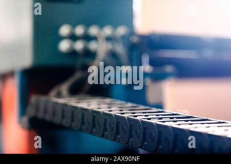 tapis du convoyeur gros plan. Machine CNC de découpe au plasma Banque D'Images