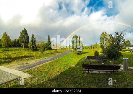 Beau double arc-en-ciel au-dessus des bois à Vysoke Tatry ville dans les montagnes de High Tatras, en Slovaquie. Automne dans les montagnes Banque D'Images