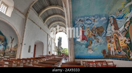 Intérieur d'Iglesia de Santo Nino Jésus, église fortifiée, XVIIe siècle, mur manquant, à Tihosuco, Ruta de las Iglesias, Quintana Roo, Mexique Banque D'Images