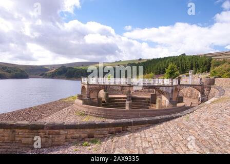 Holme Valley, West Yorkshire, Royaume-Uni - 31 août 2014 : trou De bouchon De trop-plein Exposé à côté de l'eau au réservoir Digley Banque D'Images