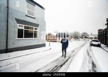 De fortes chutes de neige ont frappé Stoke on Trent dans les West Midlands après une tempête qui a soudain frappé la ville dans la glace et la neige, un blizzard neigeux Banque D'Images