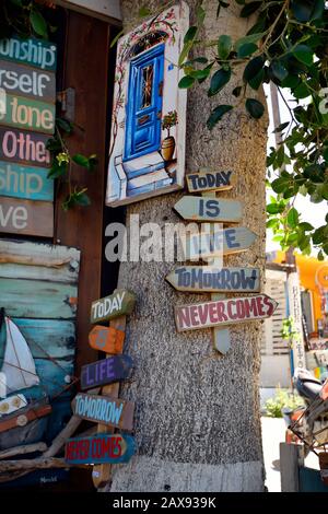 Matala, Grèce - 07 octobre 2018: Artisanat coloré avec des sayings et des wisdoms dans le village dans le sud de la Crète Banque D'Images